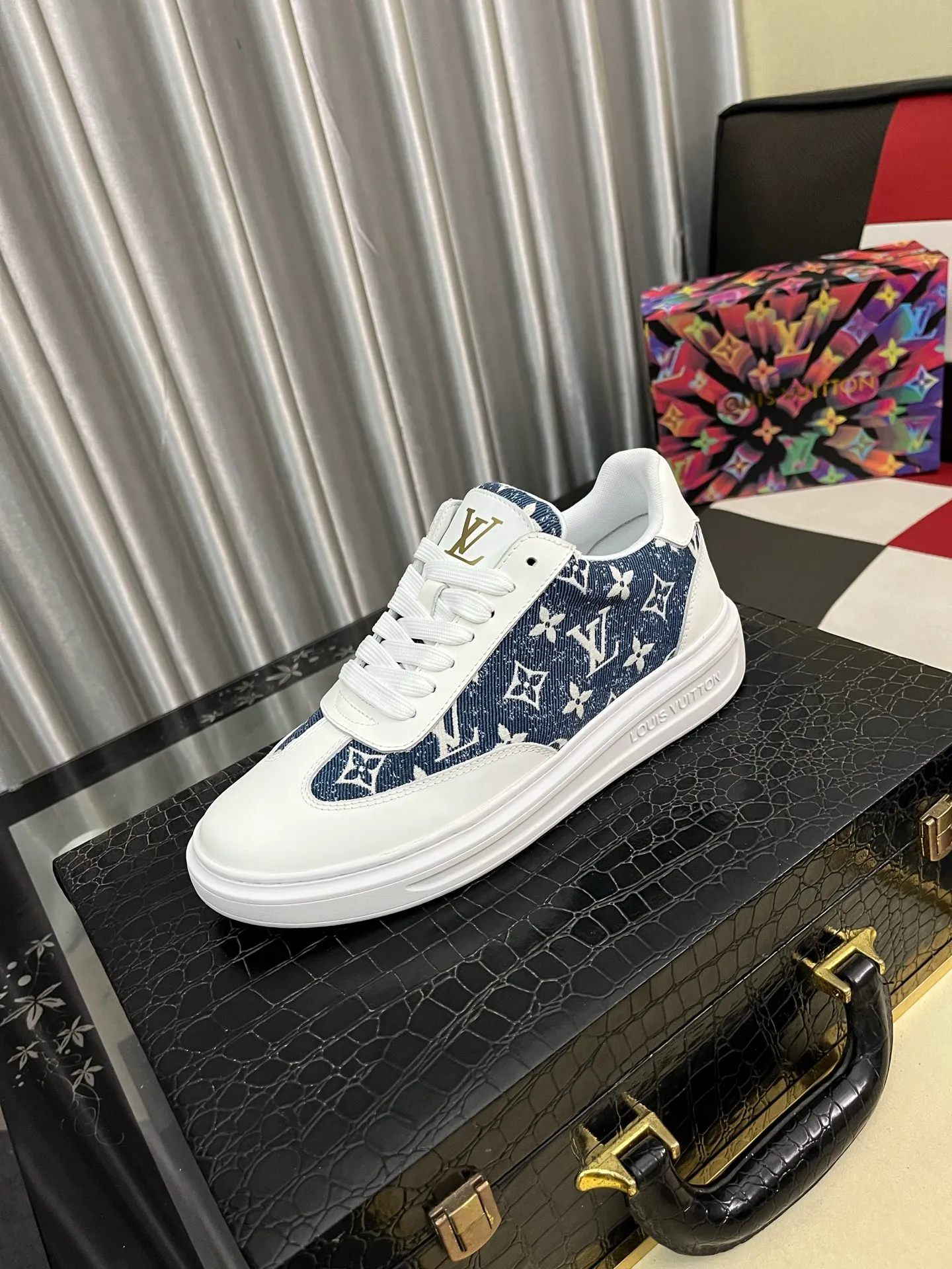 Men's shoes 💰540⌚️⌚️ Louis vuitton/LV Louis Vuitton 》Original quality.~ Unique modern style sneakers. 🏃A must-have casual shoe for trendy men😍😍 Original brand imported from Italy, imported original leather, sheep lining (refuses to discolor and grind feet) Sole: Original sole provided by the original factory, French lazy style design ⚠️Fit to the feet, original quality, super comfortable original sole. Code number: 38-445️⃣Colors available